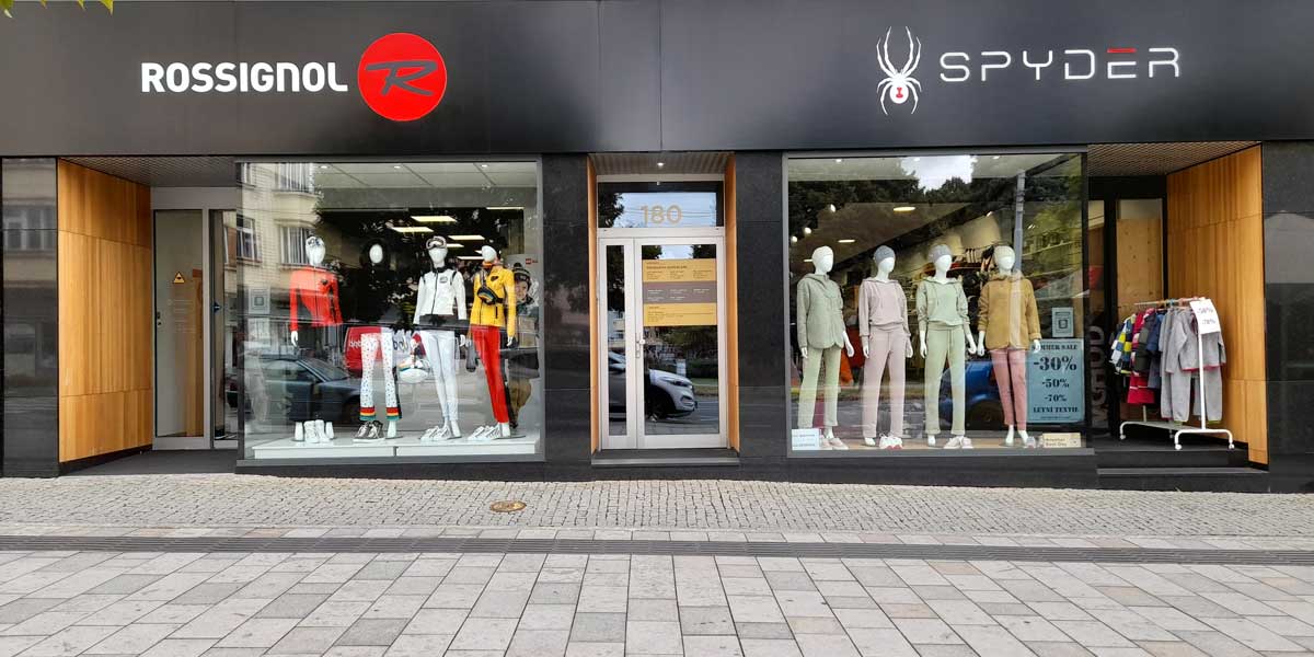 Výloha prodejny PRO-SHOP Zlín na třídě T. Bati 180 — značky Rossignol a Spyder